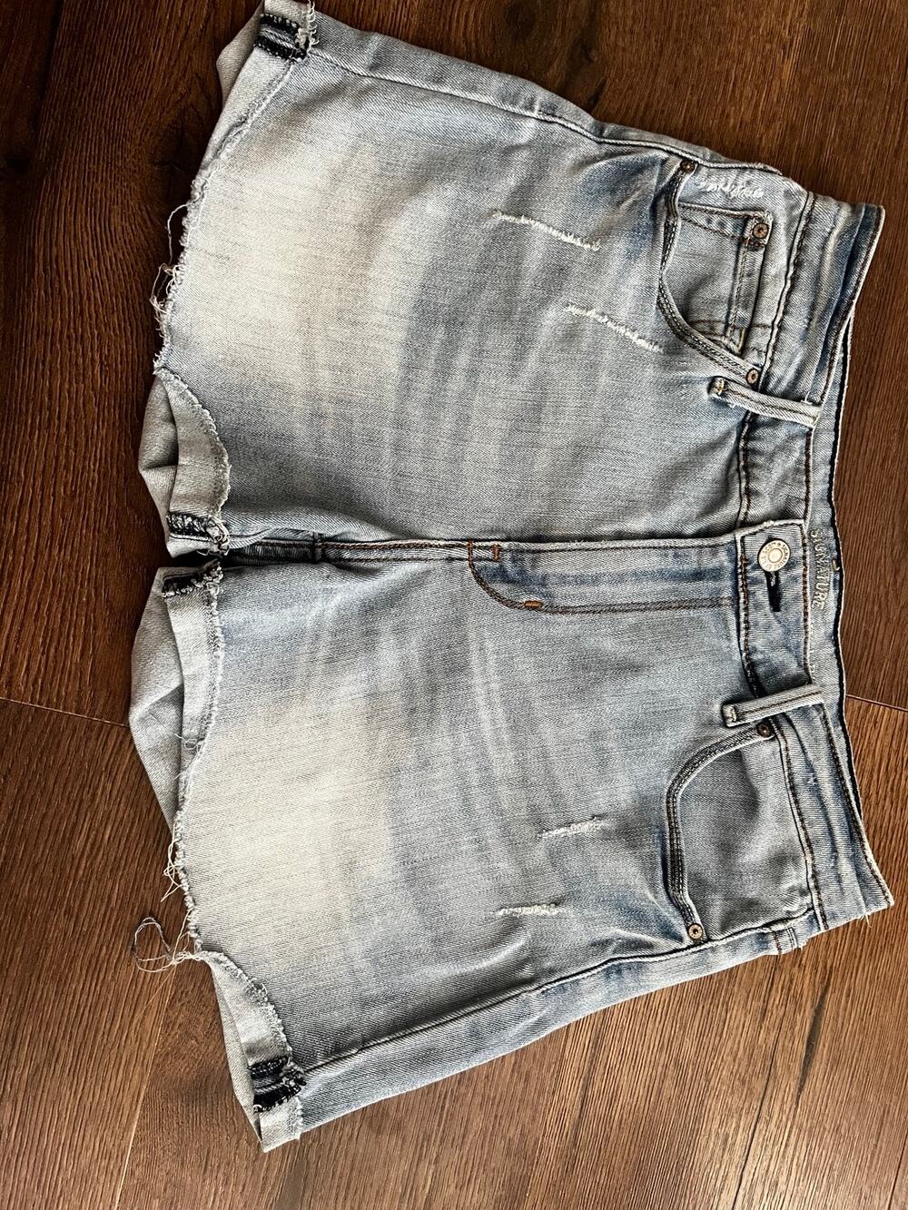 Levi Strauss Signature Light Wash Distressed Denim Shorts Women's 6 W28